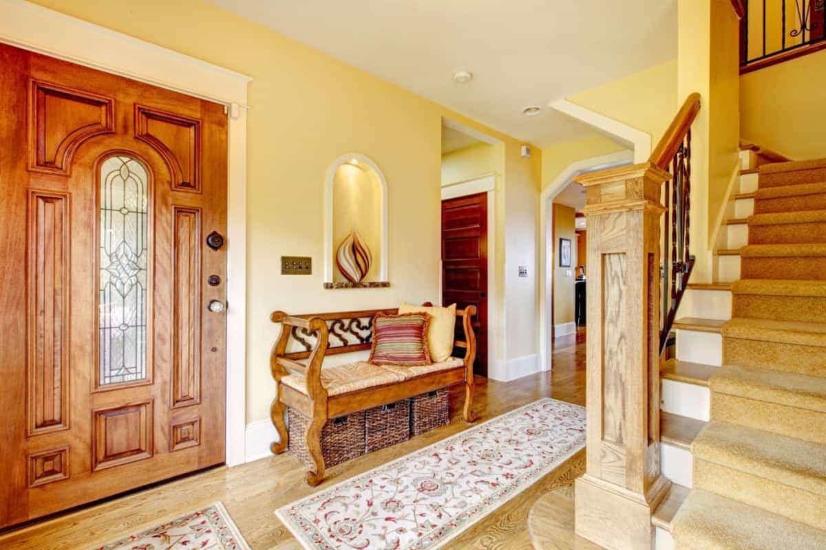 3. Stilul provensal - hol, scări, covoare, ușă, canapea, obiecte de decor